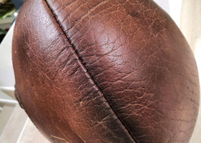 photo macro du cuir de buffle sur un ballon de foot US