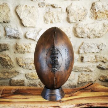 Ballon de rugby havane sur socle bois massif