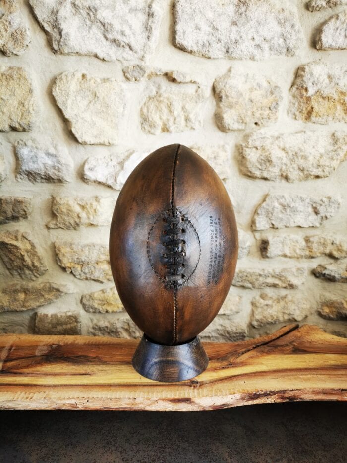 Ballon de rugby havane sur socle bois massif