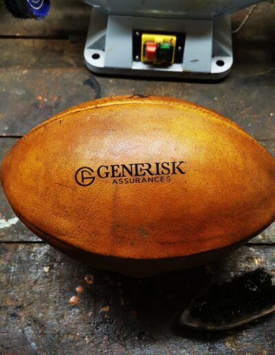 Un ballon de rugby avec une personnalisation logo d'entreprise