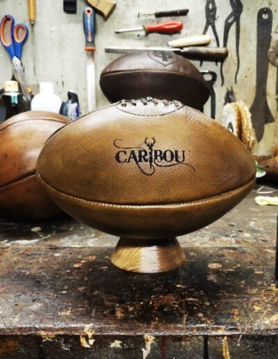 Un ballon de rugby personnalisé avec le logo Caribou