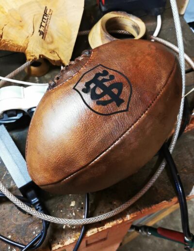 Un ballon de rugby vintage personnalisé avec le logo du stade Toulousain Rugby