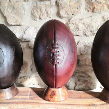 ballon de rugby vintage en cuir couleur bordeaux / cognac