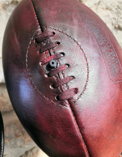 Patine magnifique d'un ballon de rugby lie de vin