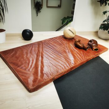 Tapis de gymnastique en cuir posé au sol dans une salle de sport