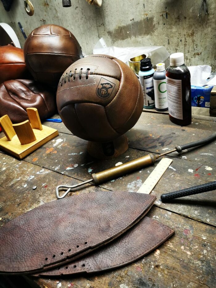 Logo Sedan foot sur un ballon en cuir vintage