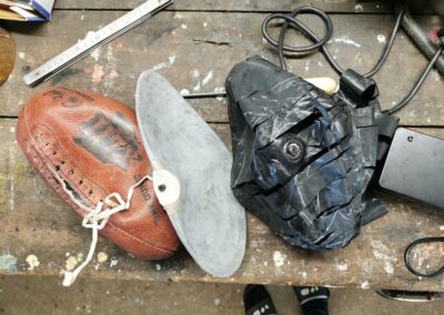 Un ballon de foot US avec 2 vessies posées sur un atelier