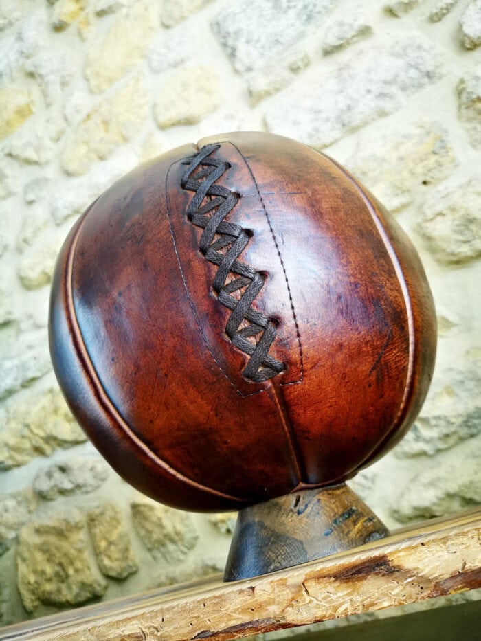 Médecine-ball 4kg présenté sur un socle