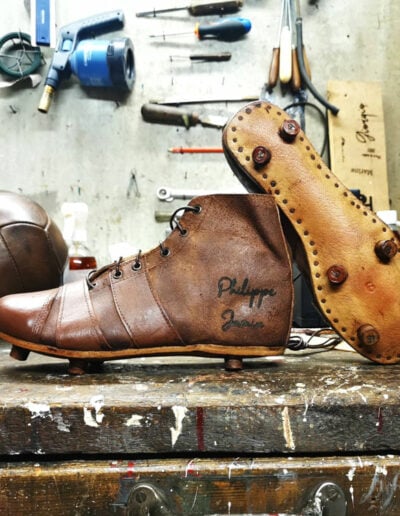 Une paire de crampons vintage présenté sur un atelier ancien