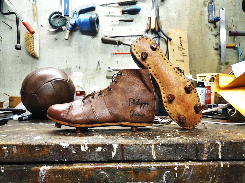 Une paire de crampons vintage présenté sur un atelier ancien