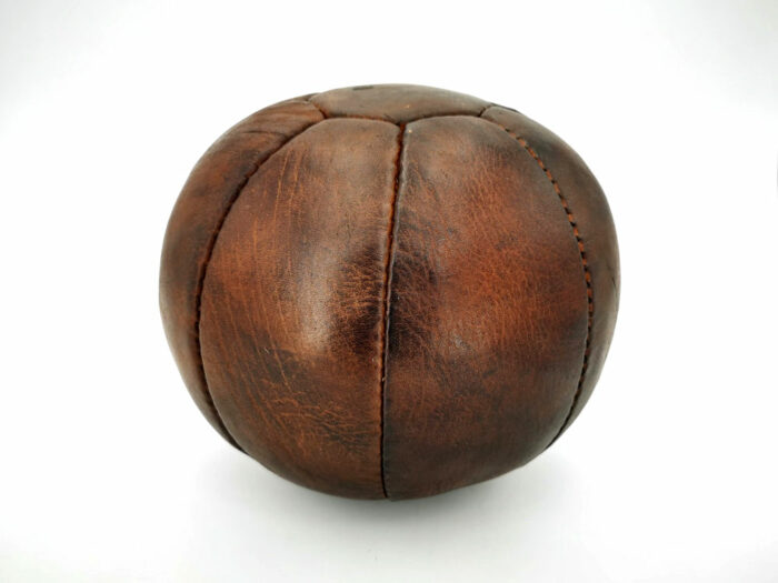 Magnifique Medecine ball en cuir vintage