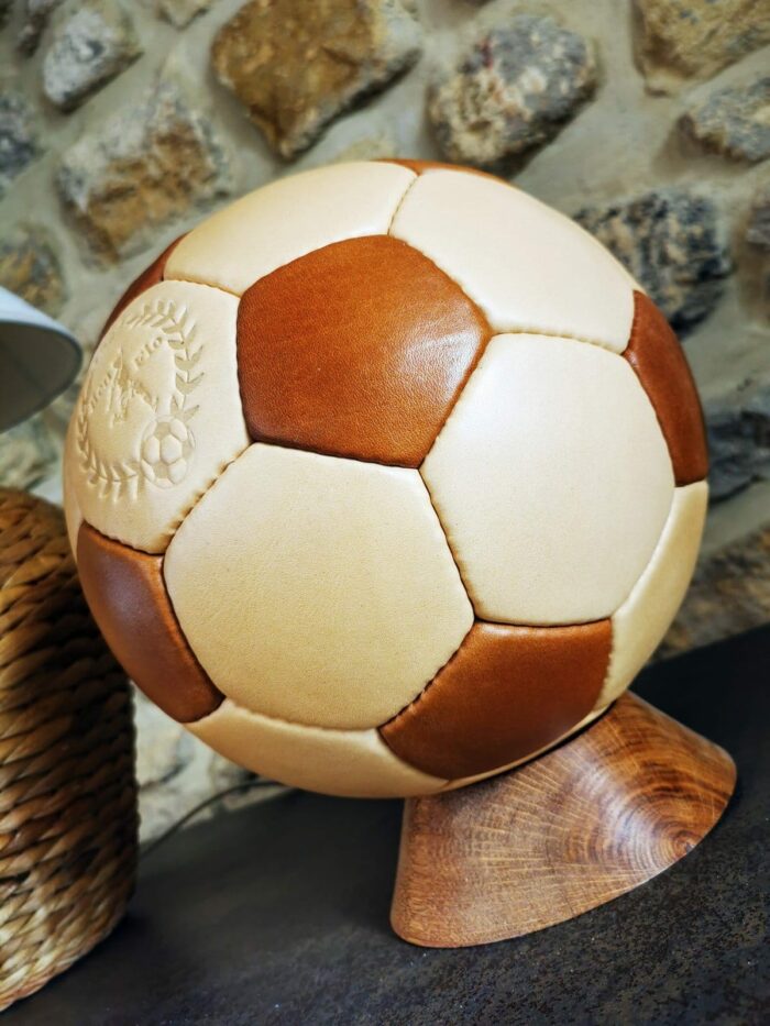 Ballon de foot 32 face en cuir bicolore sur son socle en bois massif.