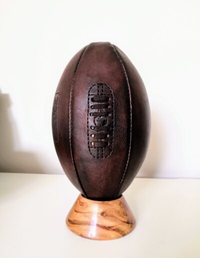 Vue de face de notre ballon de rugby en cuir vintage marron, 6 panneaux