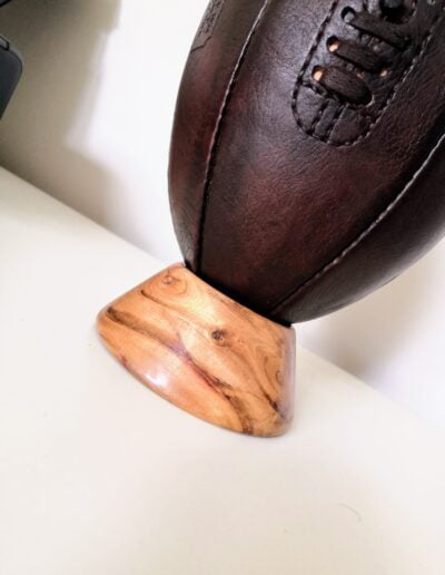 Ballon rugby vintage collector sur son socle en bois massif