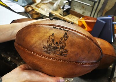 Aperçu d'une fine gravure sur un ballon de rugby en cuir vintage couleur miel