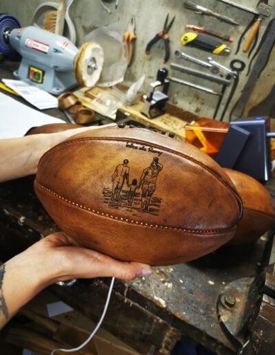 Aperçu d'une fine gravure sur un ballon de rugby en cuir vintage couleur miel