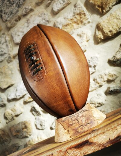 Un ballon de rugby en cuir vintage avec 6 panneaux de cuir