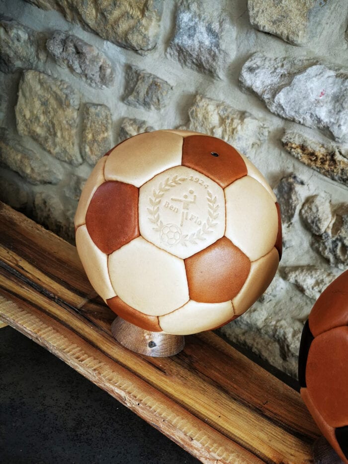 ballon de handball vintage en cuir beige et brun