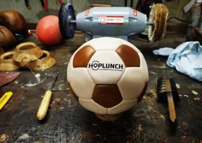 Un ballon de handball vintage personnalisé avec le logo Hoplunch