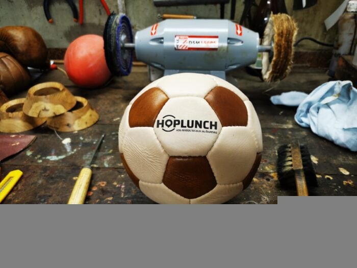 Un ballon de handball vintage personnalisé avec le logo Hoplunch