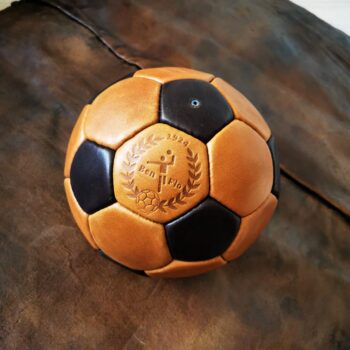 ballon de handball vintage en cuir camel et noir