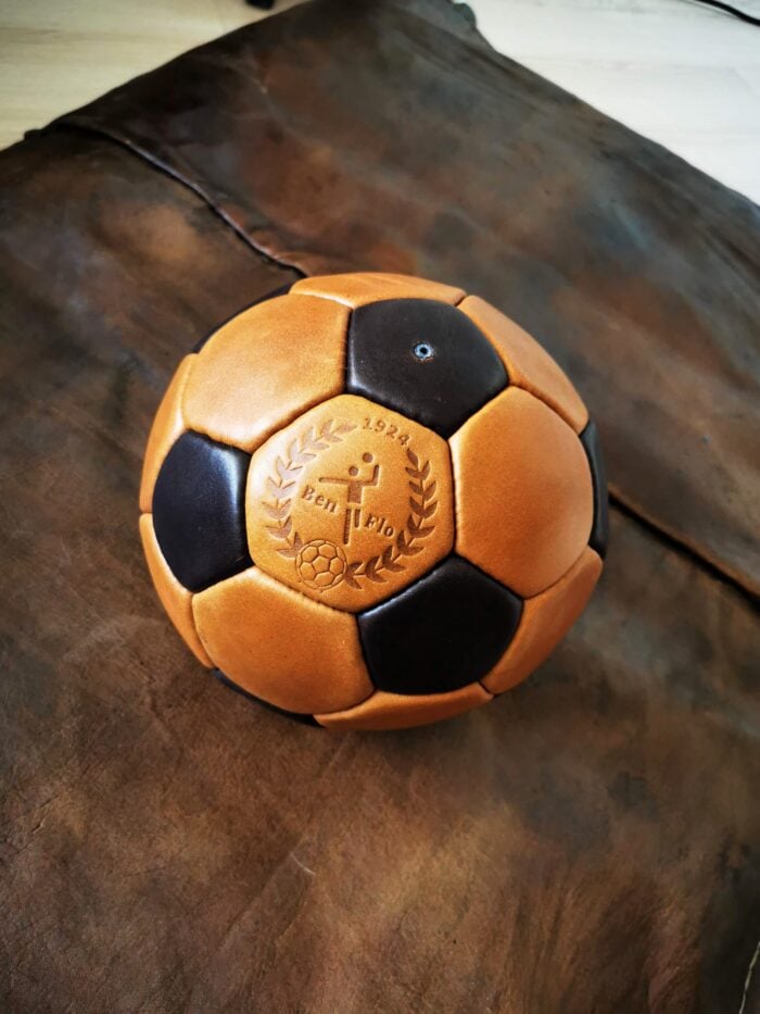 ballon de handball vintage en cuir camel et noir