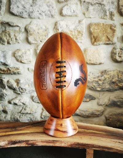 Ballon de rugby vintage de l'équipe de Franceposé sur un socle en bois