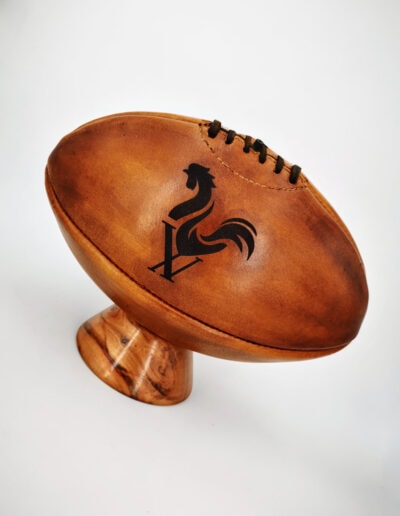 Un magnifique ballon de rugby vintage du XV de France