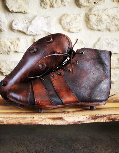 chaussures de foot ou rugby vintage en cuir brun foncé