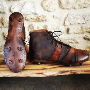 Paire de chaussures de foot vintage marron foncé