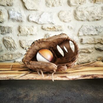 Gant de baseball avec une balle dans le panier