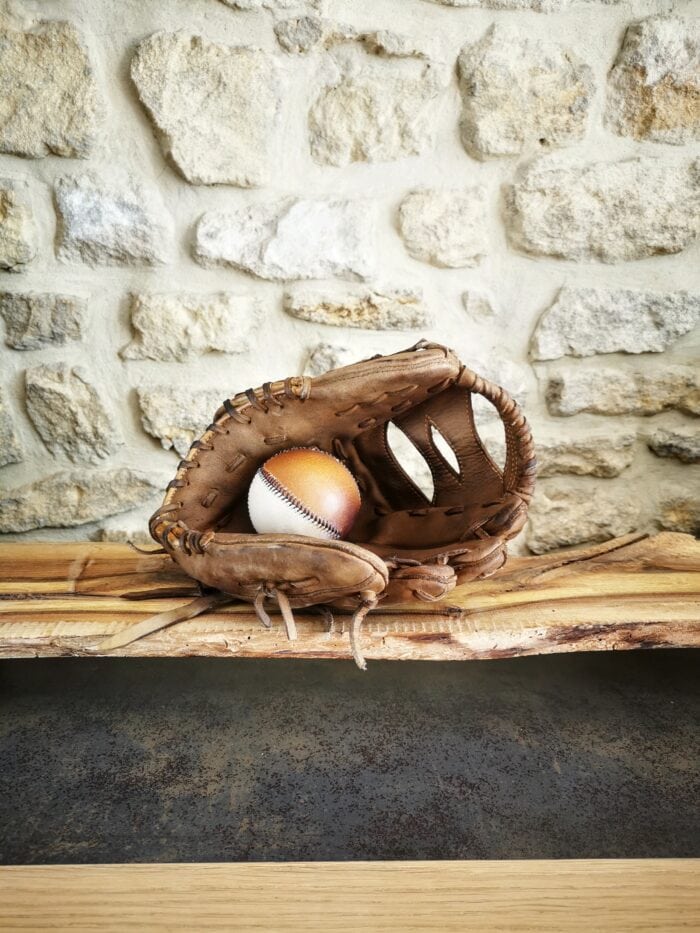 Gant de baseball avec une balle dans le panier