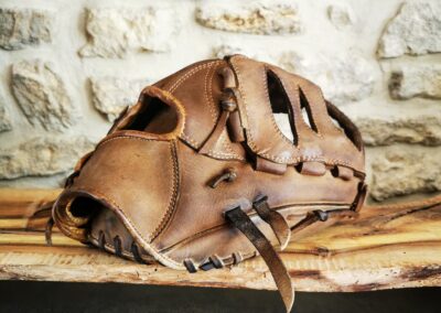 Gant de baseball en cuir posé sur un meuble ne bois