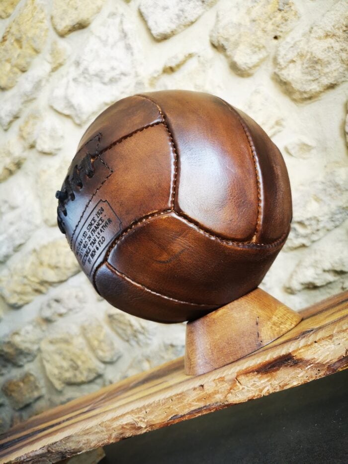 Ballon de foot vintage pris en perspective