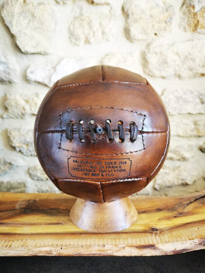 Ballon de foot vintage posé sur son socle en bois