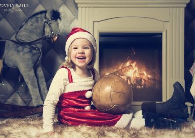 Un enfant avec un ballon de foot vintage entre les mains