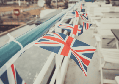 Les drapeaux anglais qui flottent dans l'air sur un évènement British