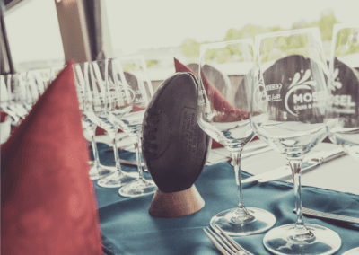 Un mini ballon de rugby vintage posé sur une table de mariage