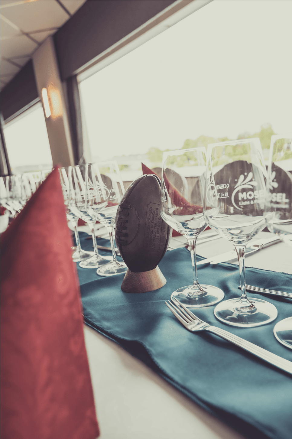 Un mini ballon de rugby vintage posé sur une table de mariage