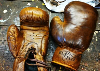 Patine en cours sur les gants de boxe Ben et Flo à leur atelier