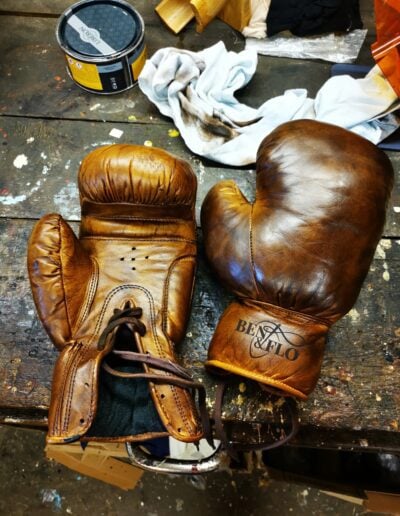 Patine en cours sur les gants de boxe Ben et Flo à leur atelier