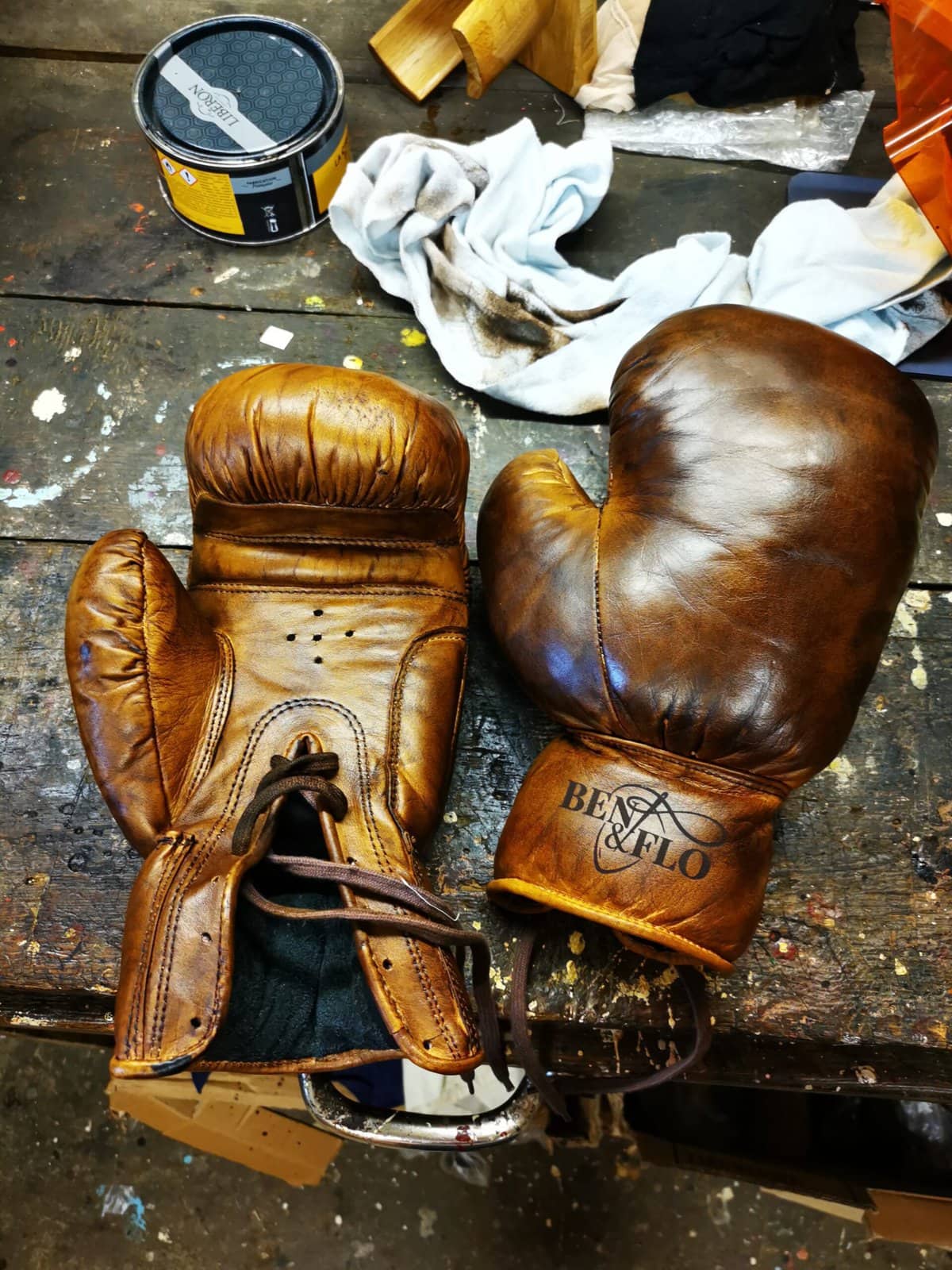 Patine en cours sur les gants de boxe Ben et Flo à leur atelier