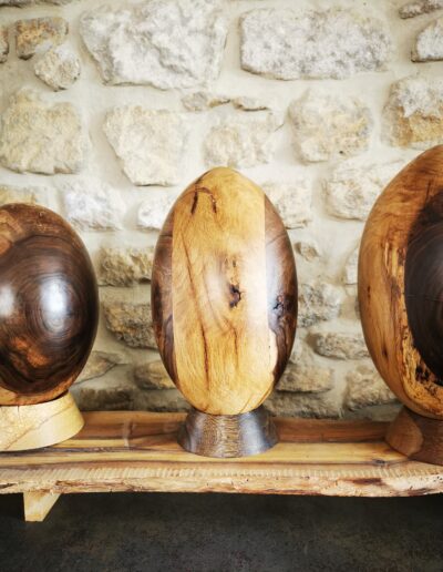 Un ballon de rugby en bois en chêne massif