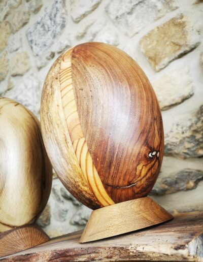 Un ballon oval en bois