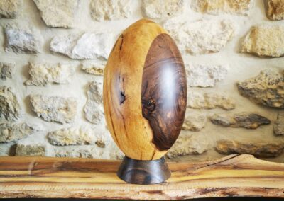 Ballon de rugby en bois posé sur un socle en décoration