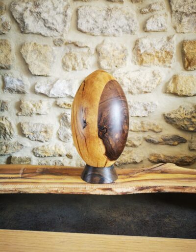 Ballon de rugby en bois posé sur un socle en décoration