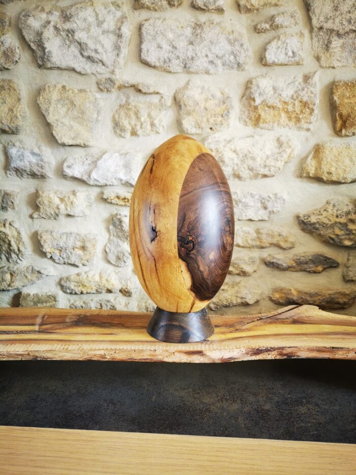 Ballon de rugby en bois posé sur un socle en décoration