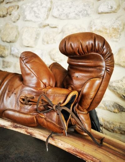 Vue macro sur gants de boxe en cuir vintage