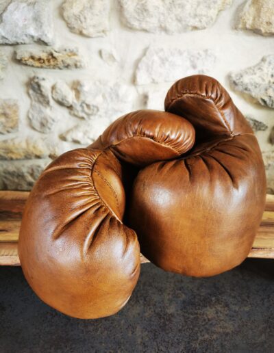 Vue sur le rembourrage d'une paire de gants de boxe en cuir vintage