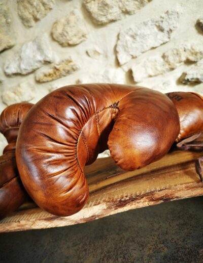 Patine Ben et Flo sur un gant de boxe vintage